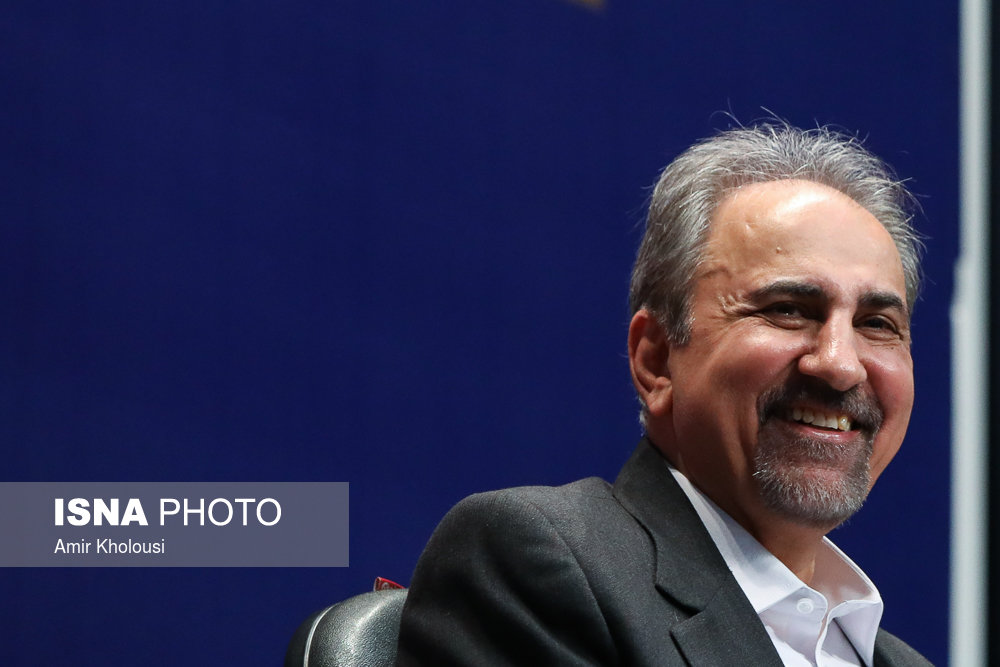 حضور شهردار جنجالی تهران پس از آزادی از زندان در کنار عارف